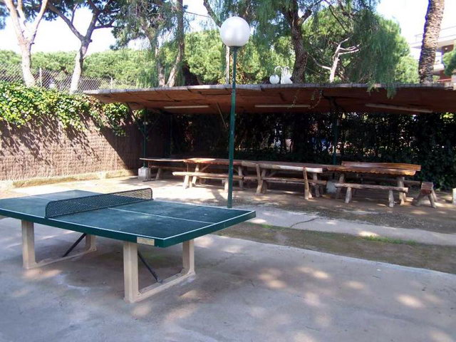 Mesa de ping pong y zona de mesas comunitarias de los apartamentos TORREON de Gavà Mar